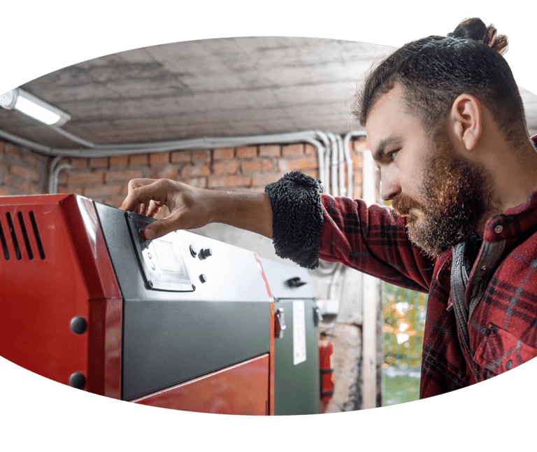 Ein Mann bedient eine Maschine in einer Garage.