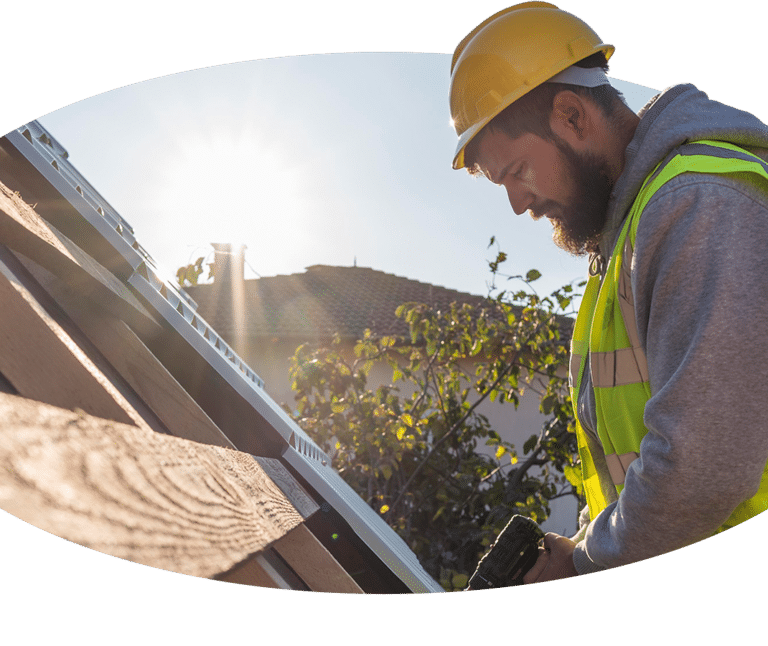 Ein Kranführer arbeitet an einer Dachkonstruktion.