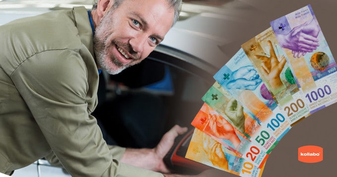 Ein Mann lächelt, als er aus seinem Auto steigt.