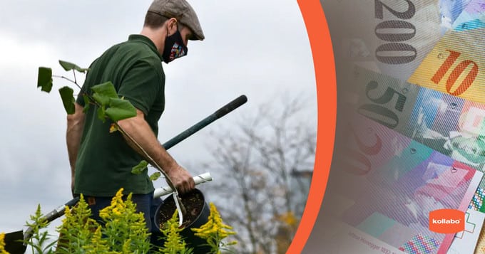 Ein Mann mit einer Schaufel vor einem Haufen Geld.