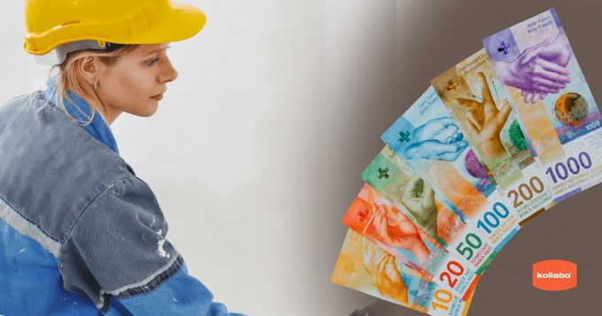 Ein Arbeiter mit Schutzhelm hält einen Stapel Geldscheine in der Hand.