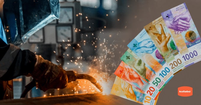 Ein Mann schweißt Geld mit einer Taschenlampe.