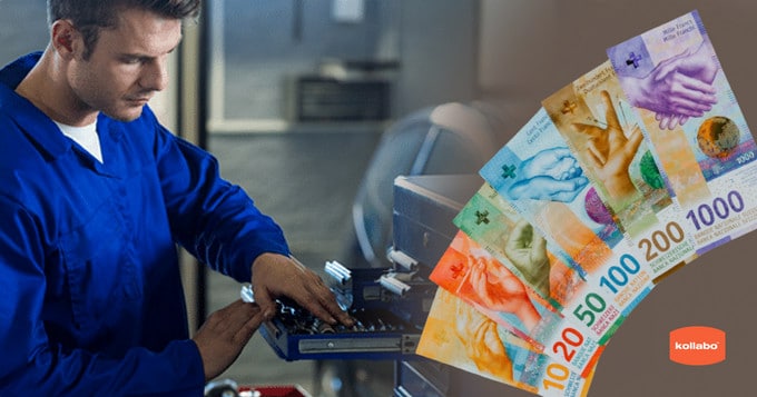 Ein Mann arbeitet mit viel Geld an einer Maschine.