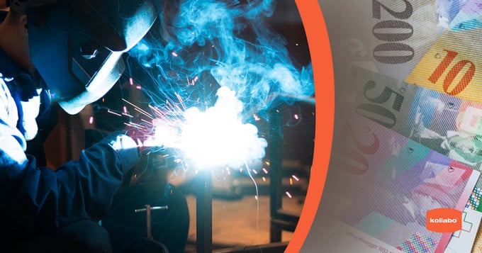 Ein Schweißer schweißt vor einem Stapel Geld.