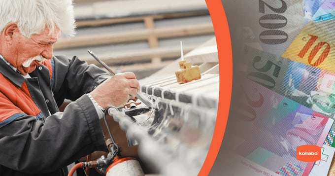 Ein Mann arbeitet an einer Maschine vor einem Stapel Geld.