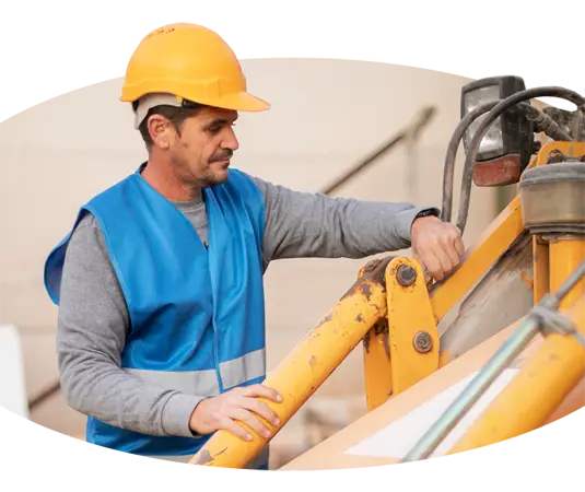 Ein Kranführer arbeitet auf einer Baustelle.