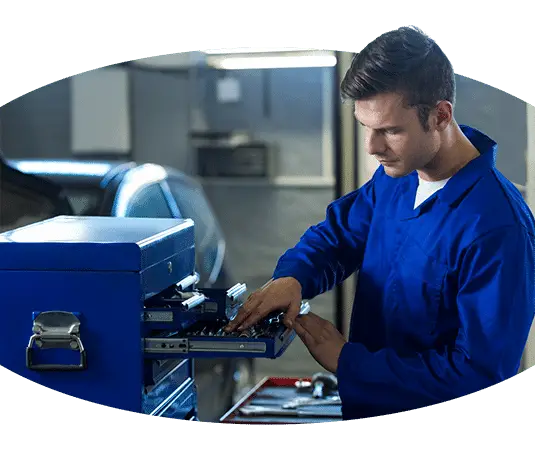 Berufsbezeichnung: Werkstattmechaniker Beschreibung: Ein erfahrener Mechaniker, der auf Kfz-Reparatur, -Diagnose und -Wartung spezialisiert ist, arbeitet in einer gut ausgestatteten Werkstatt fleißig an einem Auto. Technische Kompetenz bündeln