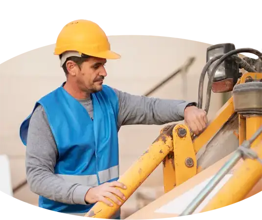 Ein Kranführer arbeitet auf einer Baustelle.