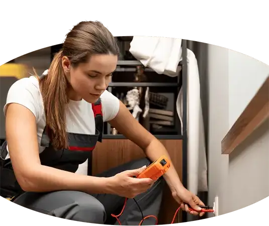 Eine Frau als Kranführerin arbeitet an einer Steckdose.